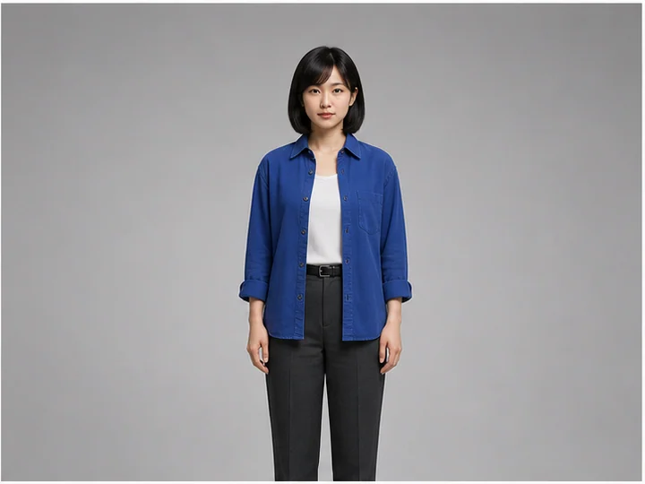 ミディアムロングショット — 膝付近から上を写し、表情と身体の動きの両方を残す画角。