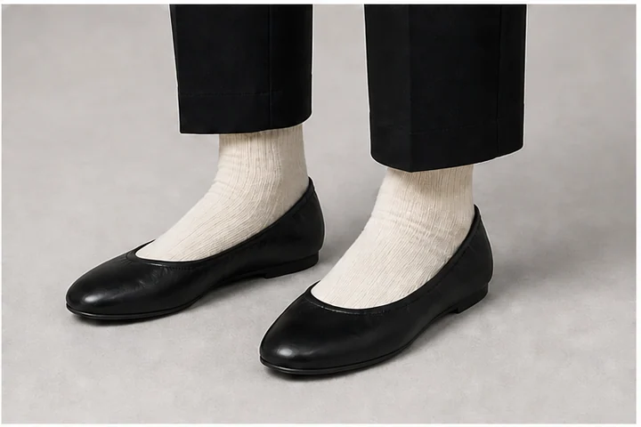バレエフラット — バレエシューズに似た、履き口が浅く、底が薄く、ヒールがほぼない靴。
