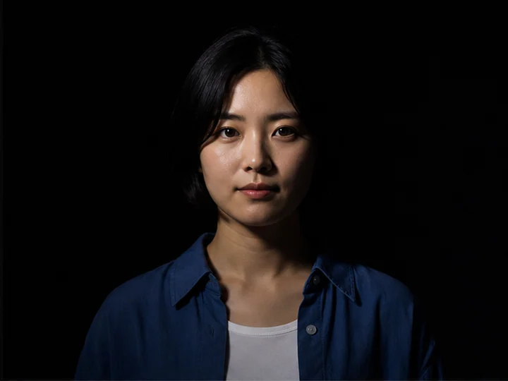 ローキーライティング — 暗部を画面の大半に残し、限定した光で強い明暗差を作る照明表現。