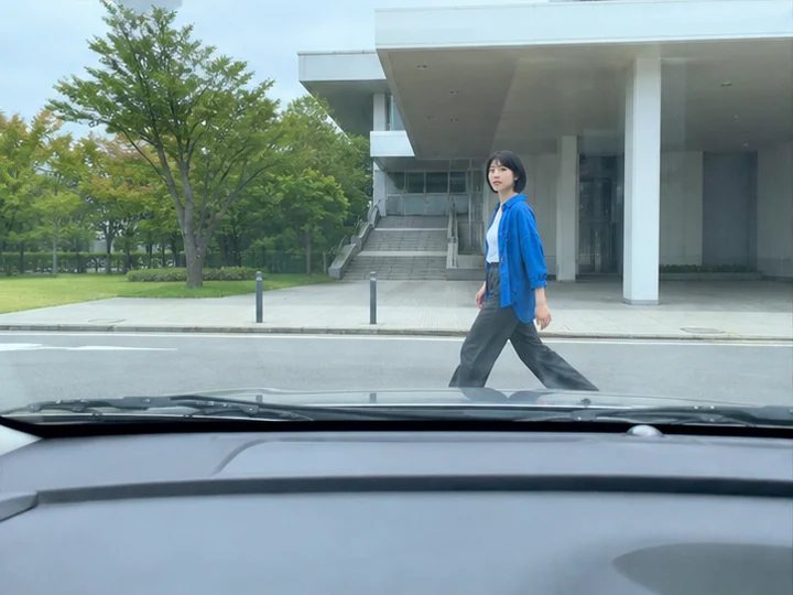 ドライブレコーダー映像 — 車内へ固定した広角カメラで、フロントガラスとダッシュボード越しに進行方向を連続記録した映像。